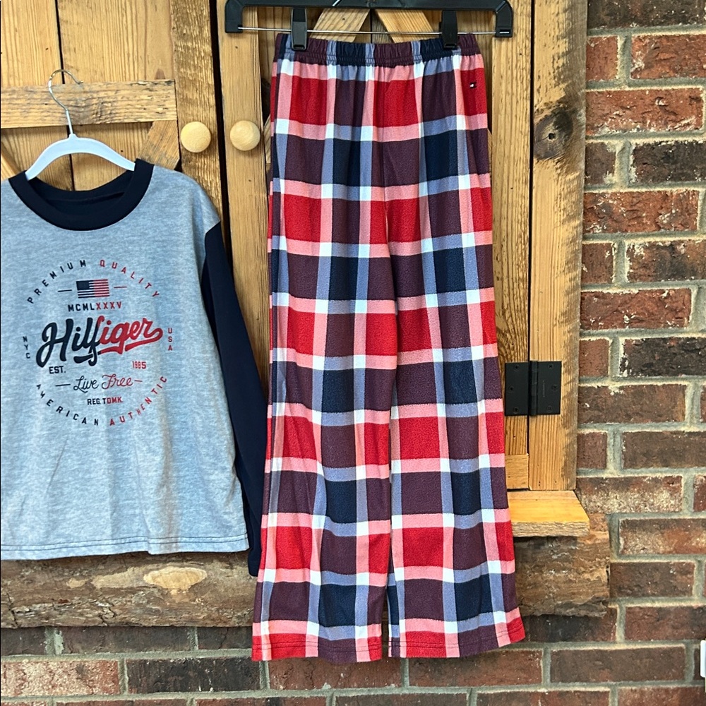 Tommy Hilfiger Boys Pajama Set - Gray, Navy, Red Plaid
Size medium (8) - Picture 3 of 8